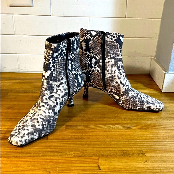 NWOB Gianni Bini Palmero Women’s Snake Print Snip Toe Bootie - Picture 2 of 5